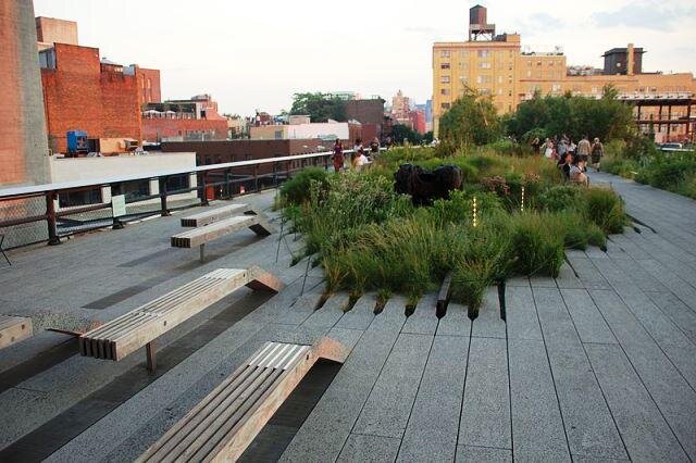 Tento mimořádný veřejný prostor v samotném centru New Yorku byl zpřístupněn v roce 2009 a stal se ikonou inovativního designu a inspirací pro města po celém světě.