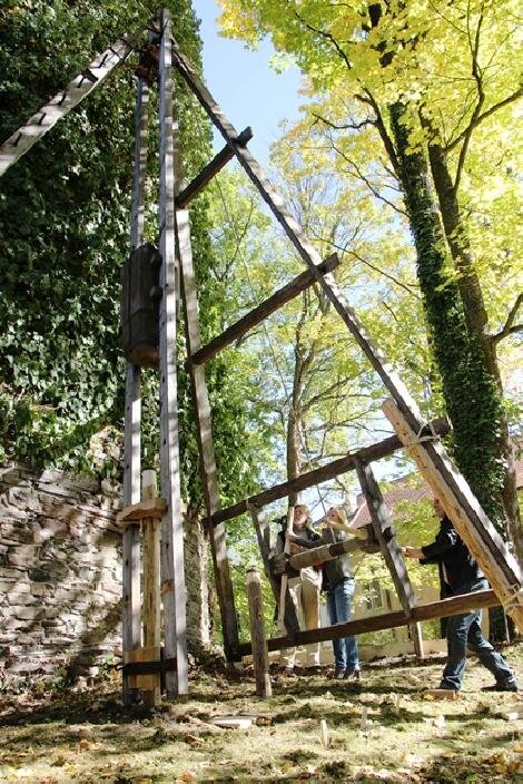 Stavět se bude za pomoci autentického historického nástroje zvaného beranidlo.