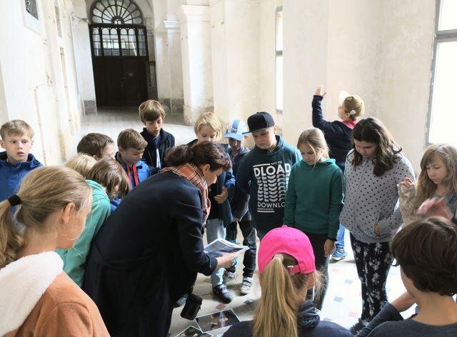 Pro děti jsou v Invalidovně připraveny edukační programy. Na mladší účastníky čeká bojovka s hledáním vzkazů a pokladem na konci. 