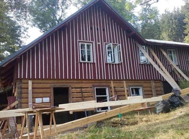 Když chalupa stála jen na ocelových a dřevěných podpěrách, zajištěných hydraulickými hevery, se kolemjdoucím tajil dech z obavy, aby se levitující chaloupka na kuří nožce celá nesesunula.