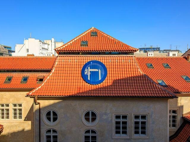 Hlavní střeše vévodí do dvora kulaté mansardové okno.