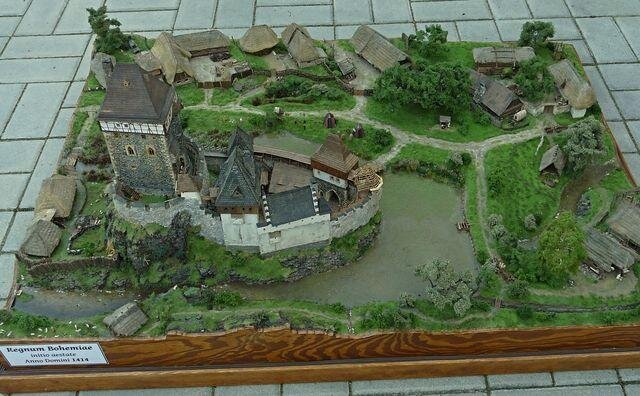 Celkový pohled na středověký hrad s vesnicí v měřítku 1:160
