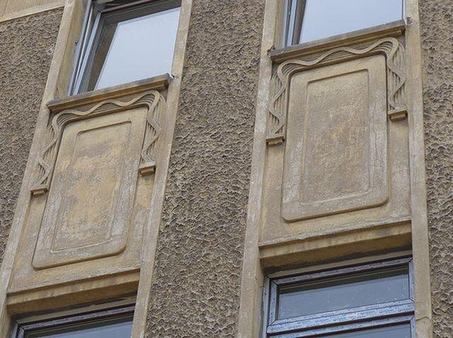 Detail meziokenních dekorativních polí