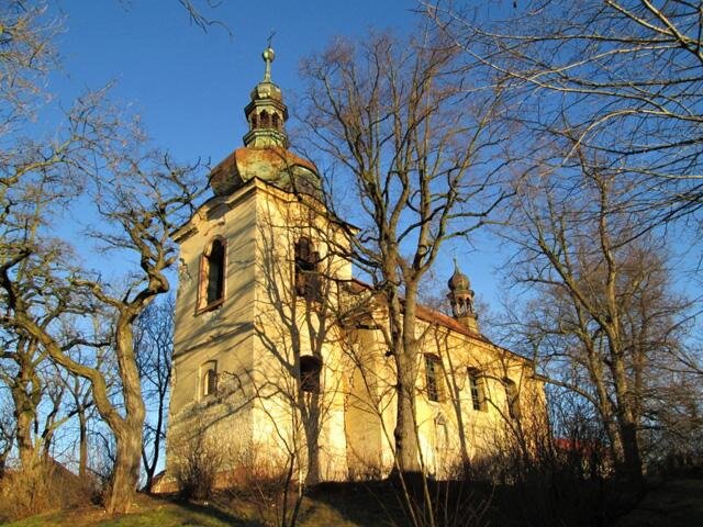 Jednolodní kostel s trojboce zakončeným presbytářem