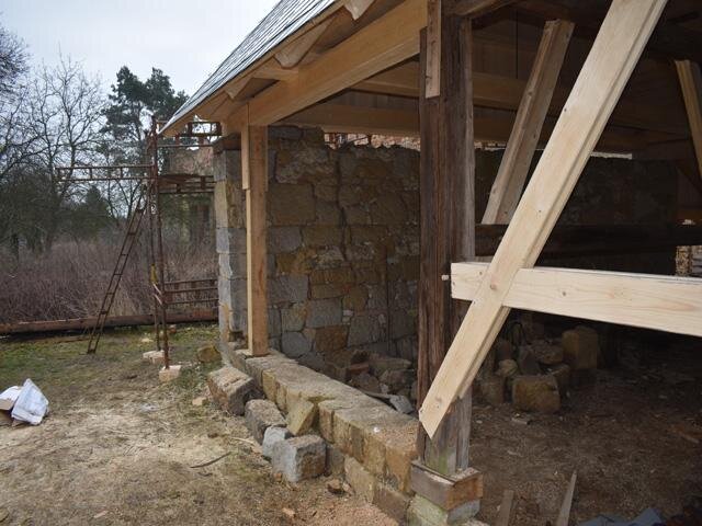 Detail stěny během obnovy s pískovcovým soklem
