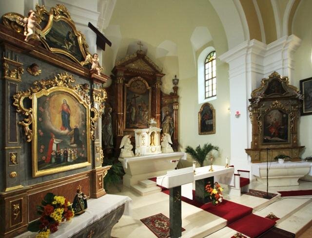 Presbytář kostela sv. Filipa a Jakuba v Dobraticích