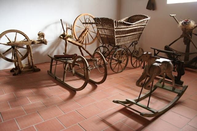 V přízemí je expozice Muzea zemědělské techniky, nástrojů a nářadí, ale najdeme tu i předměty z běžného života našich předků. 