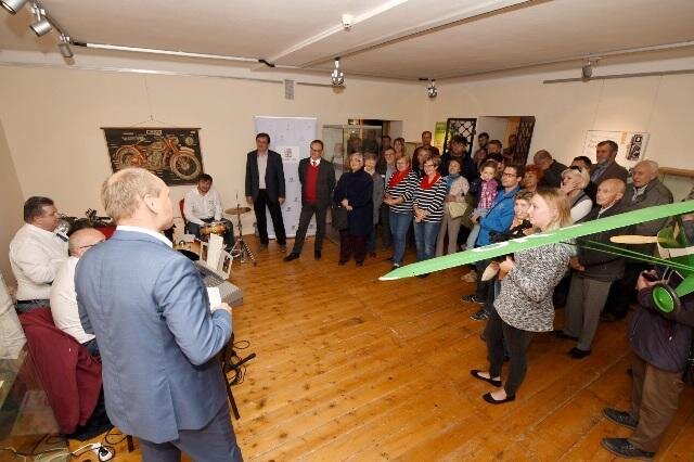 O vernisáž výstavy byl zájem, přítomným zahrála kapela Betl Band oblíbené písně 80. let.