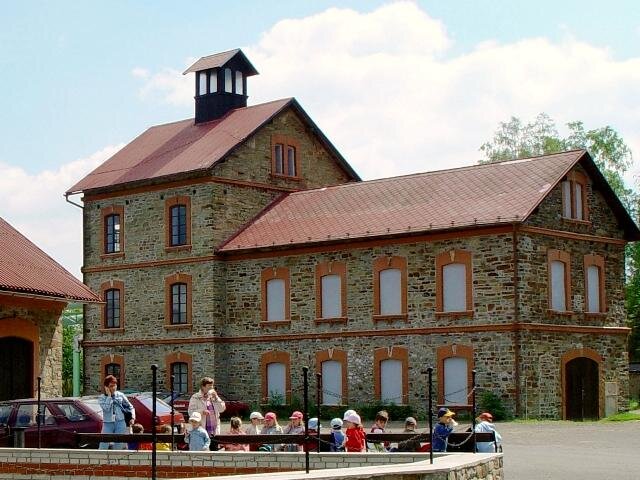 Šachetní budova dolu Anna, zaraženého v roce 1789, je součástí Hornického muzea Příbram.