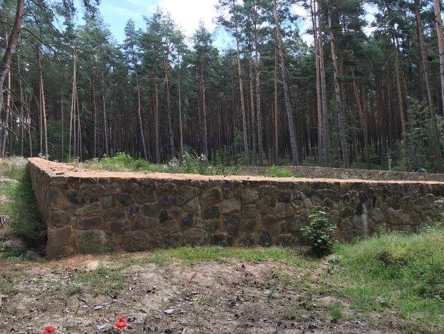 Kolem židovského hřbitova v Nečtinech se podařilo obnovit ohradní zeď.