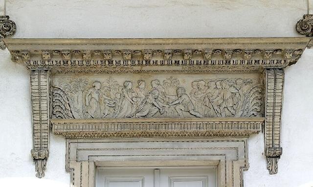 Reliéf nad dveřmi