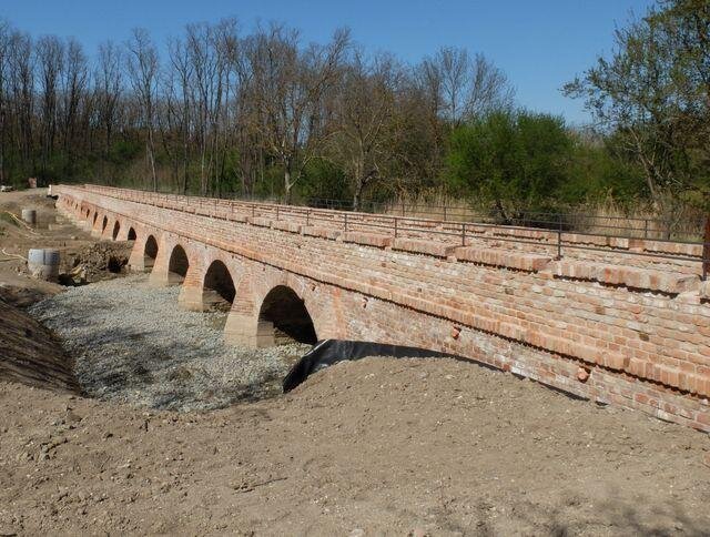 Celkový pohled na cihelný most s nově osazeným kovovým zábradlím