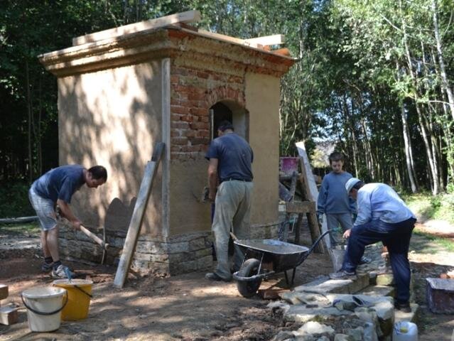 Spolek archaických nadšenců při poslední brigádě Killerovu kapli nově omítnul.