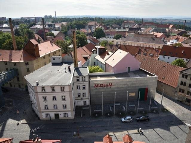 Pohled z komína na žateckou čtvrť s chmelovými sklady, která se uchází o nominaci na Seznam UNESCO.