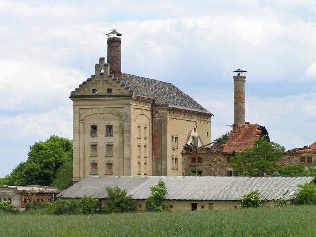 Sladovna zásobující Daubkovský pivovar v Litni byla postavena roku 1872 v nedalekém hospodářském dvoře Skuhrov. Dnes mu dominuje její čtyřpodlažní přístavba provedená na přelomu 19. století.
