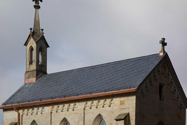 Obnovená střecha centrální lodi kaple