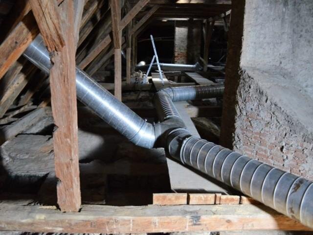 Instalace potrubí pod krovem