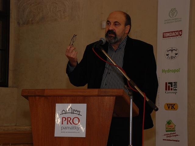 Tomáš Halík hovoří na konferenci v roce 2008 o roli klášterů v moderní společnosti.
