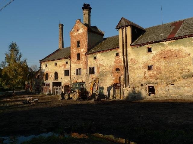 Zchátralý pivovar před rekonstrukcí - stav v roce 2009