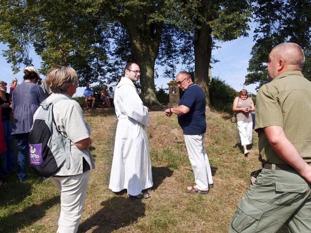 Křížek byl vysvěcen za účasti veřejnosti a zástupců římskokatolické farnosti.