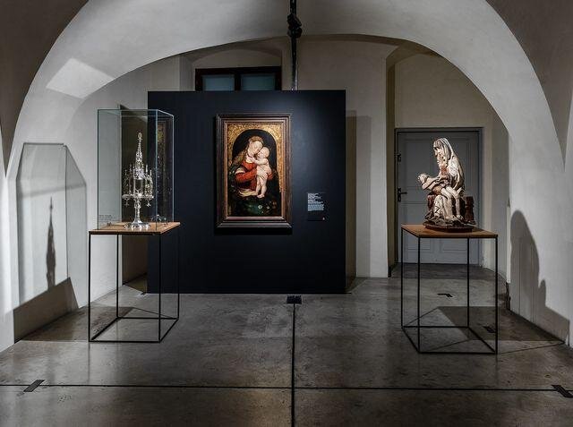Madona s náhrdelníkem, Lucas Cranach starší – následovník, Sasko, konec 16. století. Biskupství litoměřické