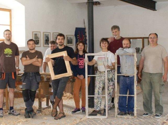 Účastníci kurzu se špaletovým oknem