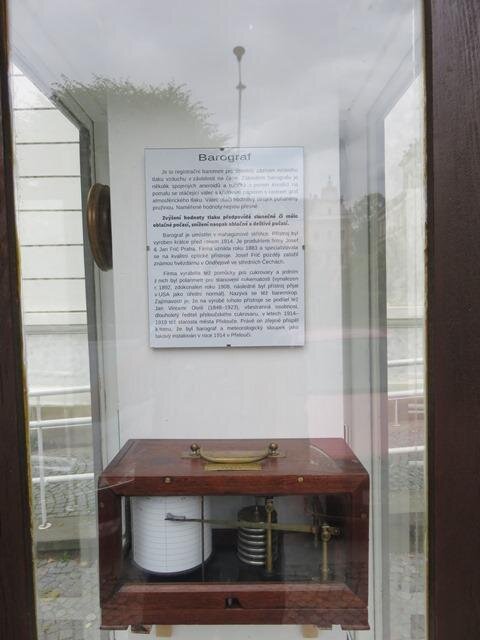 Uvnitř jsou umístěny historické meteorologické přístroje z doby kolem roku 1914.