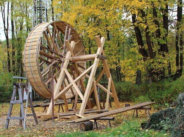 Poháněcí kolo jeřábu před vyzdvižením na věž