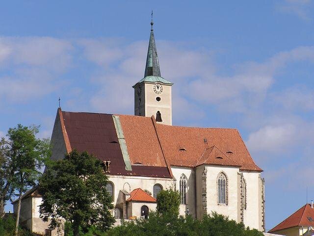 Provizorní zastřešení části kostela v roce 2011