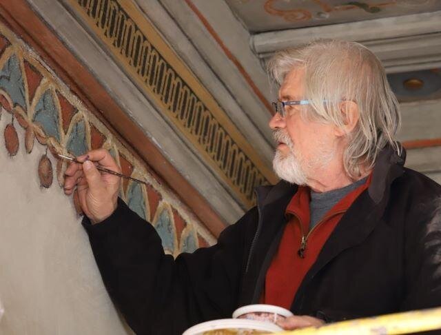 Restaurátor Josef Novotný při práci v Jelence