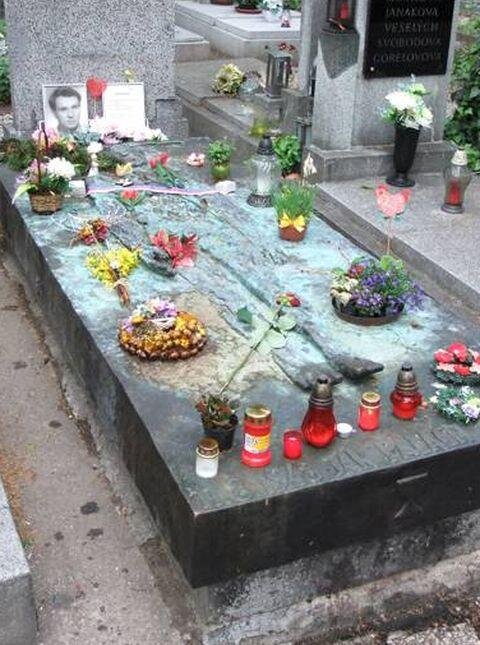 Náhrobek Jana Palacha na Olšanských hřbitovech v Praze od sochaře Olbrama Zoubka (symbol Palachovy oběti 16. 1. 1969 po okupaci Československa v roce 1968) 