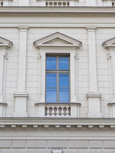 Po provedení opravy fasád navazovaly také četné, zejména restaurátorské práce v interiérech včetně obnovy sněmovního sálu.