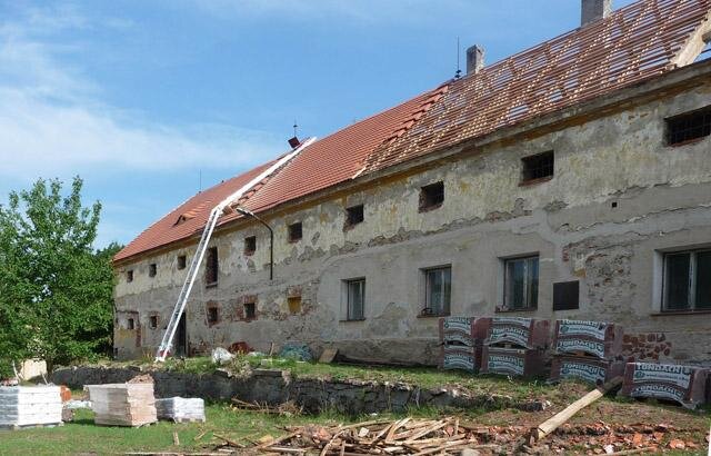 Z důvodu přesného zpracování střešních detailů byla zvolena právě bobrovka značky Tondach.