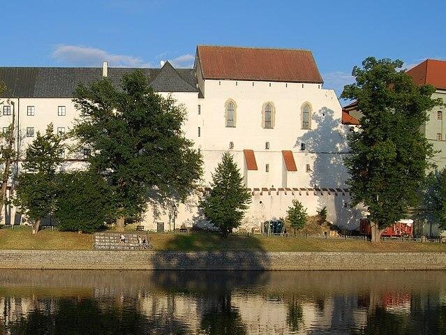 Prácheňské muzeum sídlí v západním křídle původního píseckého hradu, které se dochovalo jako jediné.