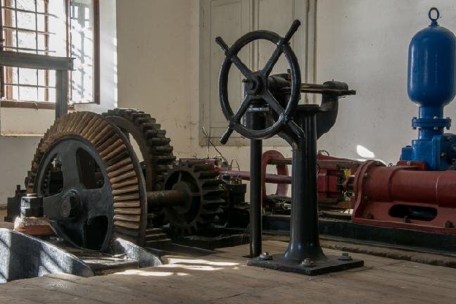 Historická zámecká vodárna na břehu řeky Vltavy v městské části Hluboká-Podskalí 