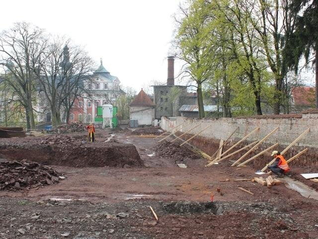 Prostory bývalého dřevníku v klášterní zahradě před revitalizací 