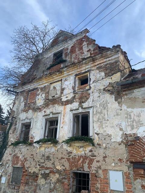 Pohled na hlavní průčelí před obnovou
