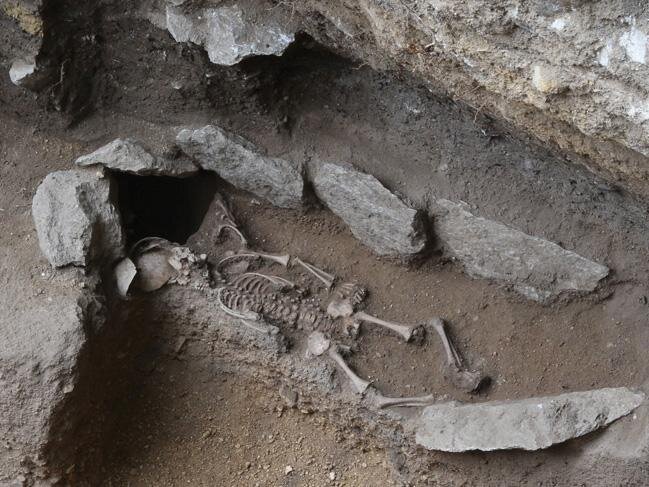 Kosterní nález v prostoru bývalého ambitu