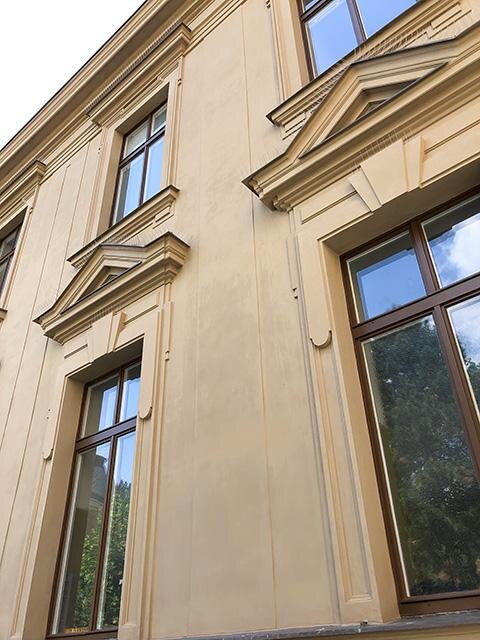 Detail obnovené fasády mezi okny