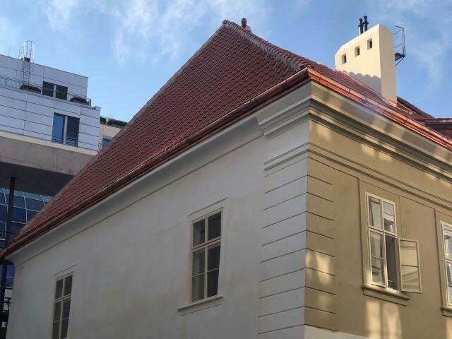 Detail hotové střechy s novými Prejzy
