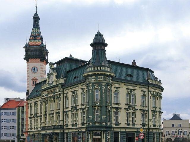 Společnost H a B delta si odnáší třetí místo za opravené střechy na radnici a spořitelně v Krnově.