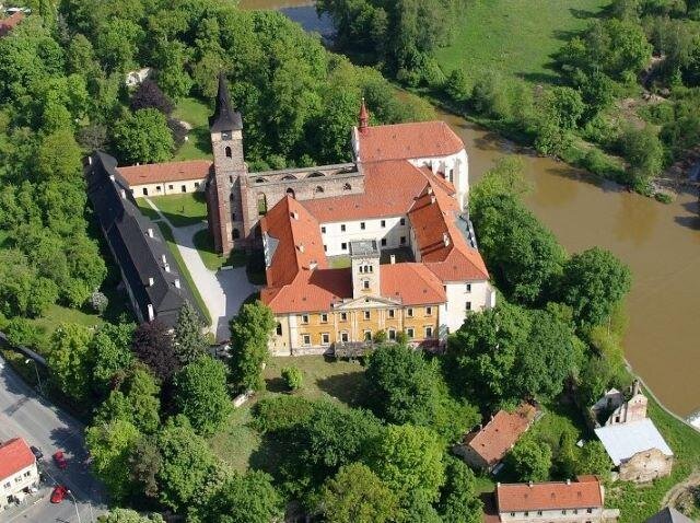 Letecký pohled na areál sázavského kláštera