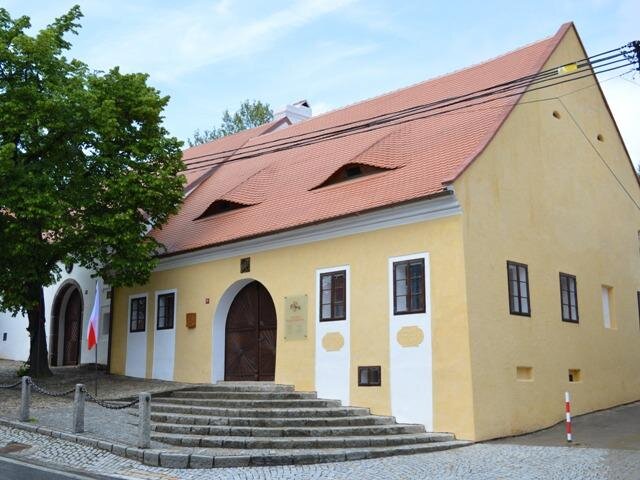 Zrekonstruovaný Husův rodný domek v Husinci byl slavnostně otevřen 30. května 2015.