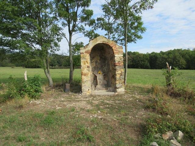 Uvnitř torza stavby byl objeven kamenný sokl zapuštěný ve zdi bez původní sochy.