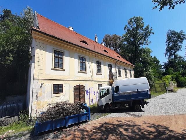 Stav před obnovou při pohledu z ulice