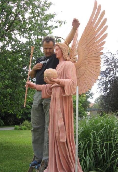 Měření originálu sochy archanděla Gabriela. 