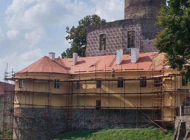 Realizační firma H & B delta si při zakládání lešení musela poradit i se svažitým terénem kolem hradu.