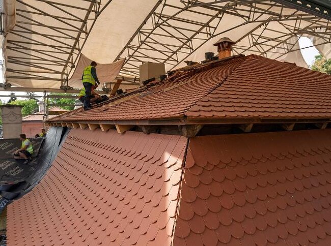 Nové bobrovky na krásné mansardové střeše zámku Buchlovice