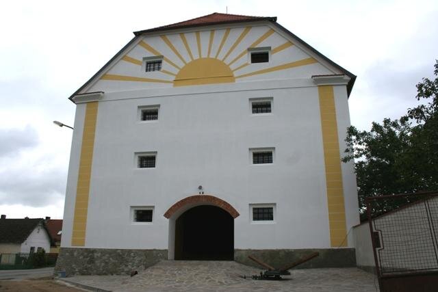 Opravený špýchar v Želči ctí původní barevnost typickou pro podobné venkovské stavby regionu, kde se kombinovala bílá barva se žlutou.