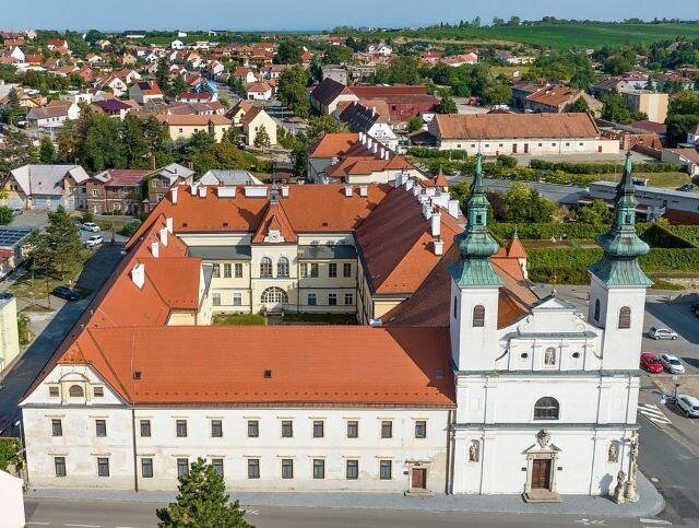 Pohled na celý klášterní komplex s novými střechami